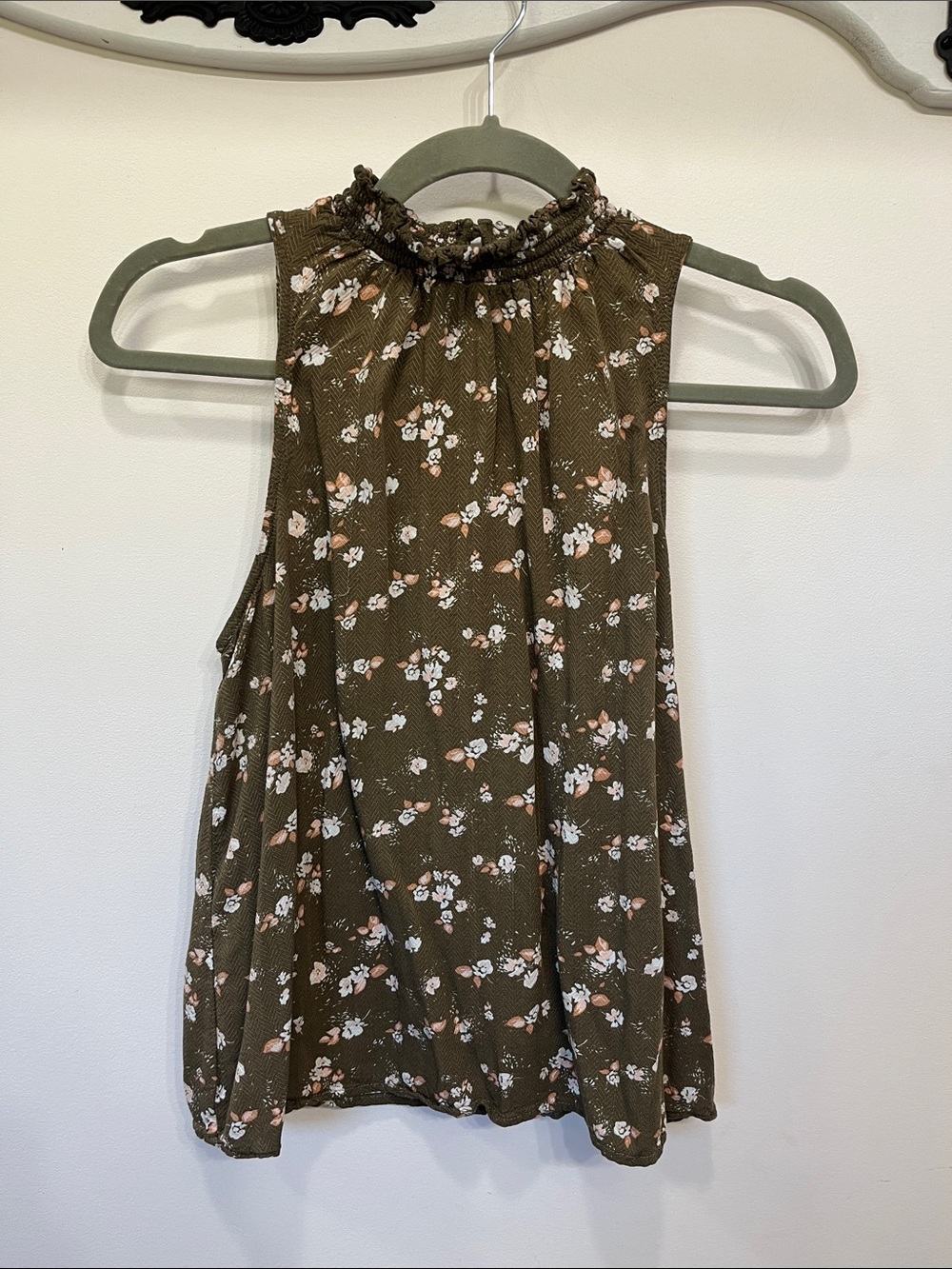 💐5/25$ a new day Olive Floral Smocked High-Neck Sleeveless Top